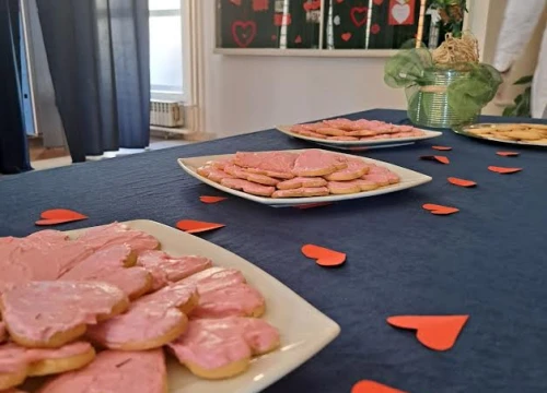 Fotografija 5 - Učenici Turističko-ugostiteljske škole obilježili Valentinovo: Izradili plakate s ljubavnim pjesmama, ispekli kolačiće...