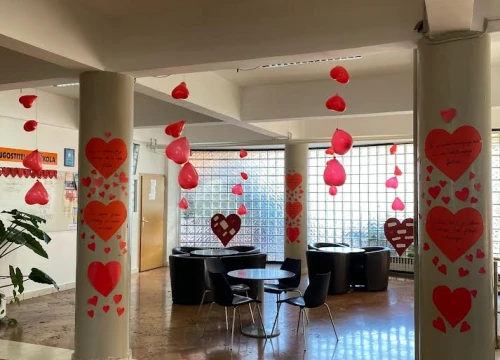 Fotografija 4 - Učenici Turističko-ugostiteljske škole obilježili Valentinovo: Izradili plakate s ljubavnim pjesmama, ispekli kolačiće...