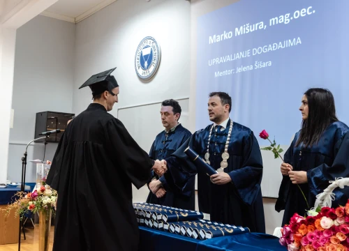 Fotografija 44 - Svečana promocija studenata VUŠ-a: 'Vi ste budućnost naše zemlje i ona će biti onakva kakvom je vi oblikujete'