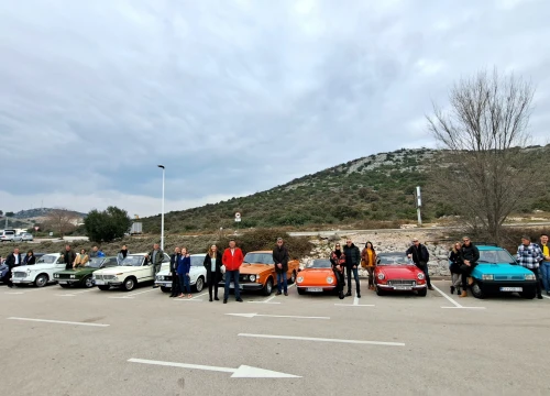 Fotografija 2 - Vlasnici oldtimera iz cijele Dalmacije nedjelju proveli na druženju u Šibeniku
