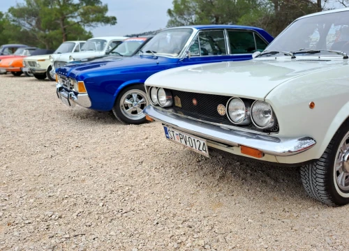 Fotografija 4 - Vlasnici oldtimera iz cijele Dalmacije nedjelju proveli na druženju u Šibeniku