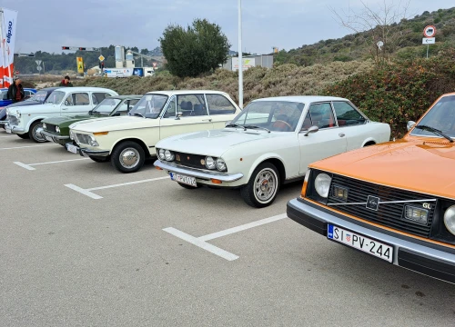 Fotografija 6 - Vlasnici oldtimera iz cijele Dalmacije nedjelju proveli na druženju u Šibeniku