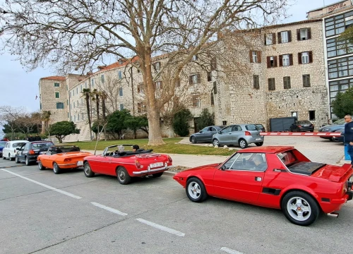 Fotografija 10 - Vlasnici oldtimera iz cijele Dalmacije nedjelju proveli na druženju u Šibeniku