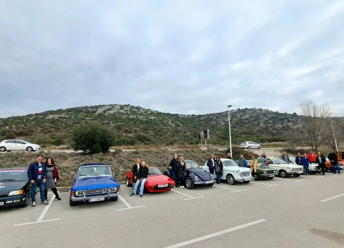 Fotografija 11 - Vlasnici oldtimera iz cijele Dalmacije nedjelju proveli na druženju u Šibeniku