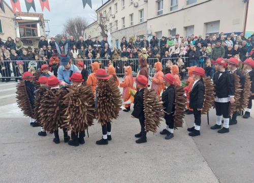 Fotografija 1 - Povorka Malih bak' u Murteru oduševila okupljene: Od Francuske revolucije i mumija do Ježeve kućice