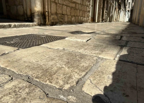 Fotografija 2 - Šibenik njeguje tradiciju, barem onu srednjovjekovnu prljavih ulica!