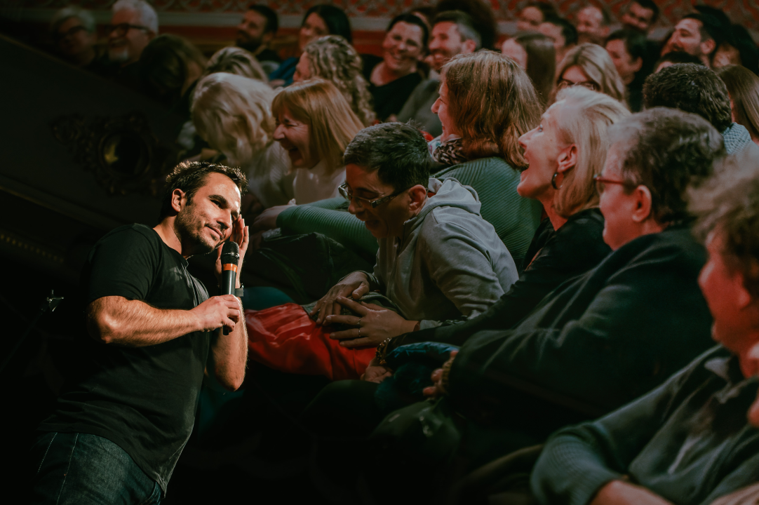Šibenčani plakali od smijeha uz Marka Dejanovića i fore o ‘braku, djeci i povremenom seksu’