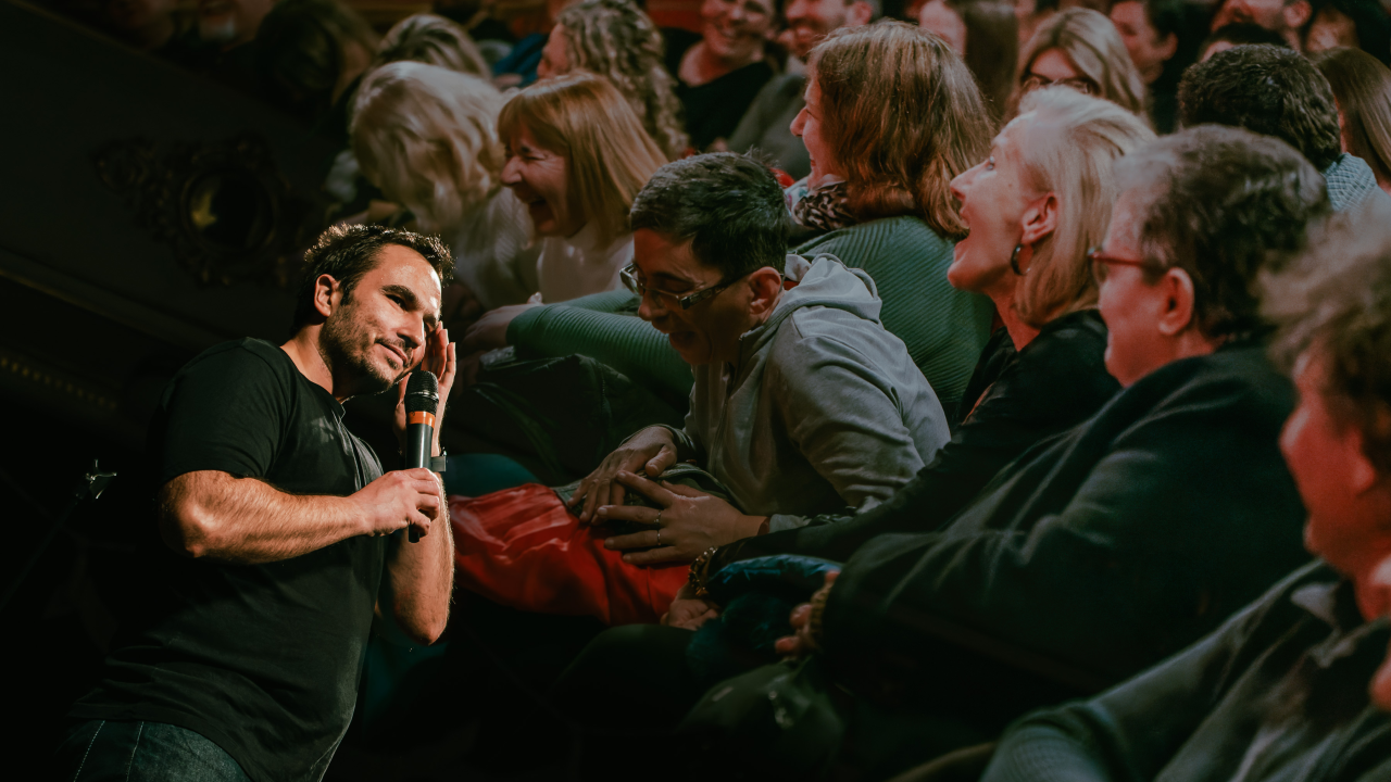 Šibenčani plakali od smijeha uz Marka Dejanovića i fore o ‘braku, djeci i povremenom seksu’