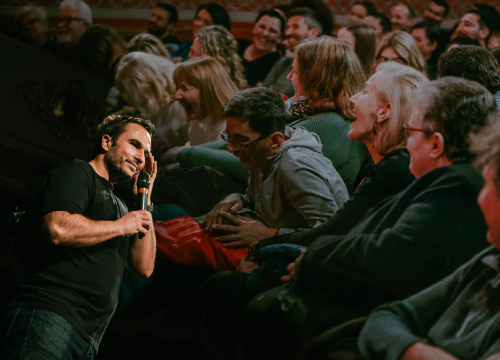 Šibenčani plakali od smijeha uz Marka Dejanovića i fore o ‘braku, djeci i povremenom seksu’