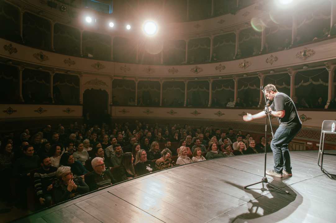 Šibenčani plakali od smijeha uz Marka Dejanovića i fore o ‘braku, djeci i povremenom seksu’