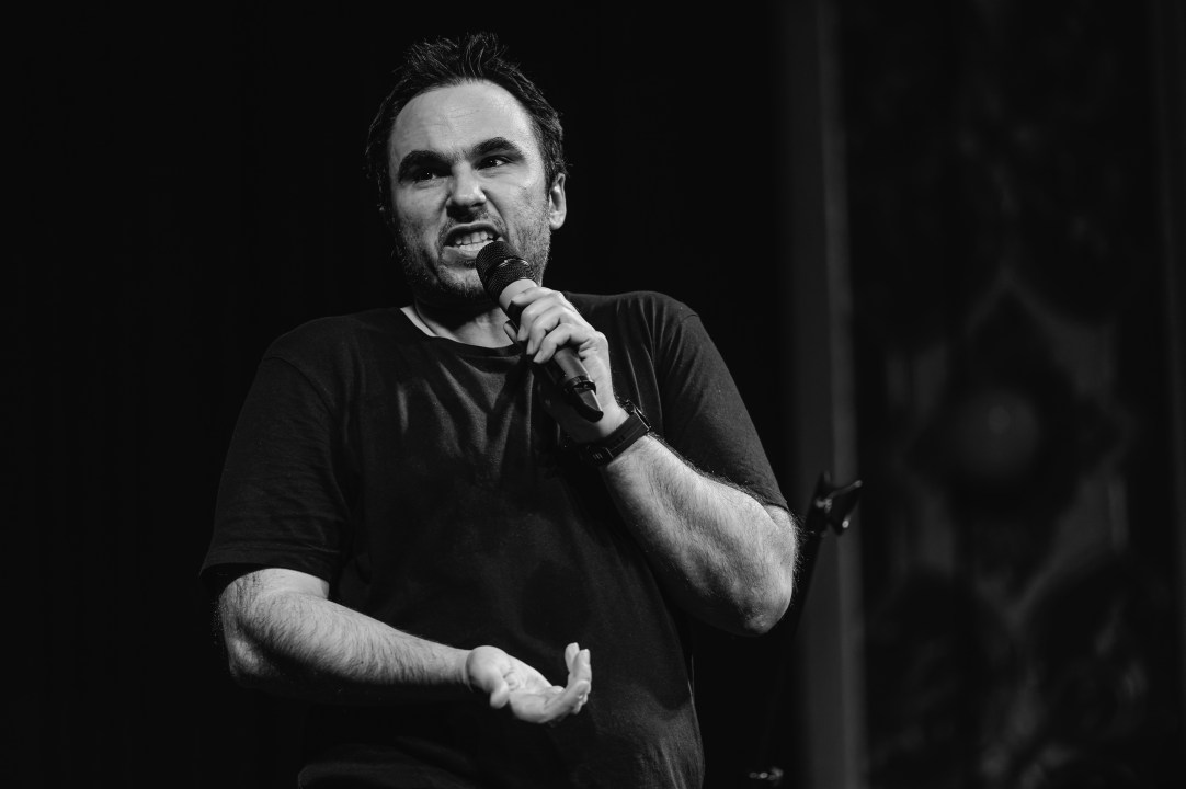 Šibenčani plakali od smijeha uz Marka Dejanovića i fore o ‘braku, djeci i povremenom seksu’