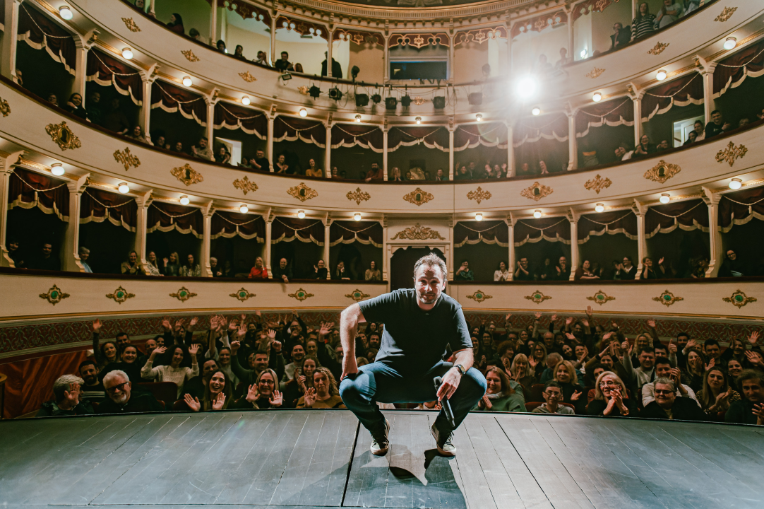Šibenčani plakali od smijeha uz Marka Dejanovića i fore o ‘braku, djeci i povremenom seksu’