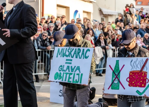 Fotografija 35 - Murterini molili za predbračnu čistoću, u kokošinjcu izbila pobuna, a Let 3 napravio spektakl