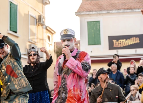 Fotografija 33 - Murterini molili za predbračnu čistoću, u kokošinjcu izbila pobuna, a Let 3 napravio spektakl