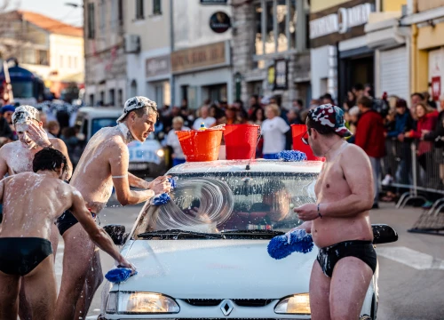 Fotografija 1 - Murterini molili za predbračnu čistoću, u kokošinjcu izbila pobuna, a Let 3 napravio spektakl