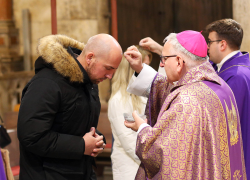 Fotografija 1 - U katedrali održano misno slavlje s obredom pepeljenja