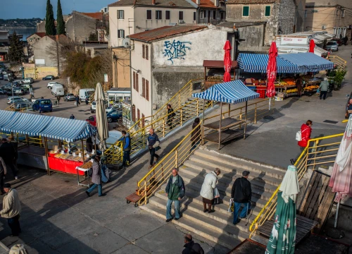 Fotografija 21 - Jutros se na šibenskoj pijaci jasno vidjelo da je petak: Peškarija puna, na zelenom dijelu pustoš