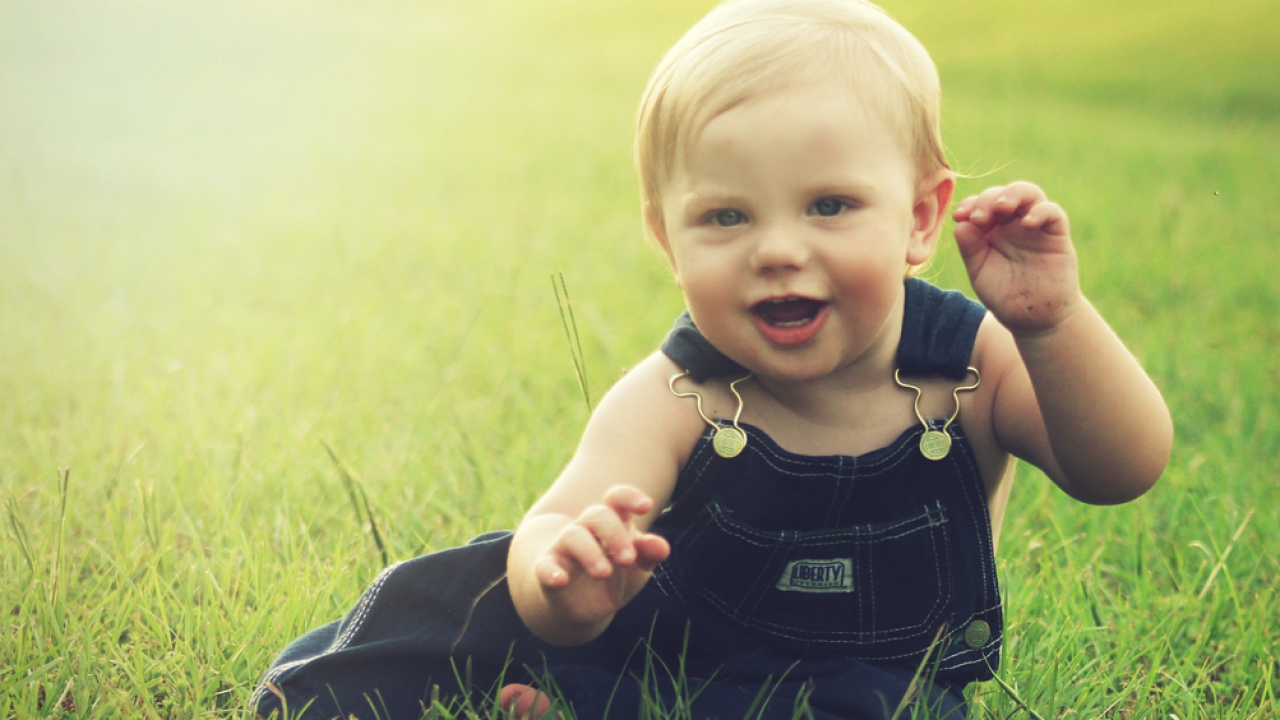 Svekrva probušila uši 8-mjesečnoj unuci bez dopuštenja majke, ljudi je osuđuju