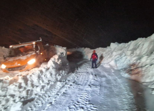 Članovi HGSS stanice Šibenik pomagali ljudima koji su ostali zameteni u snijegu