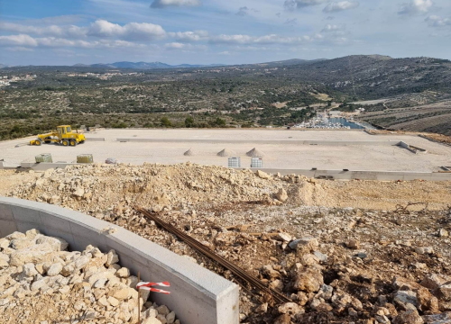 Fotografija 3 - Jedna dobra, jedna loša vijest iz Primoštena: Na vidikovcu Gospe od Loreta novi parking, s njega ukraden bakar