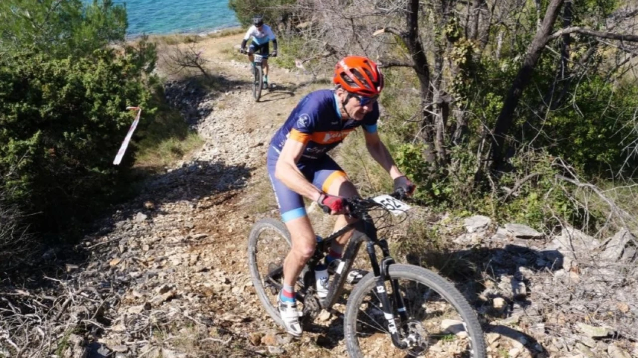 Održana prva biciklistička utrka Zimske lige Dalmacije na otoku Prviću