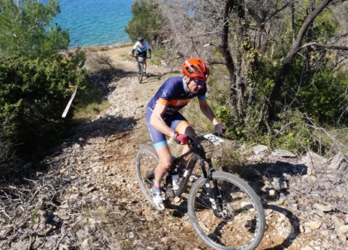 Fotografija 1 - Održana prva biciklistička utrka Zimske lige Dalmacije na otoku Prviću