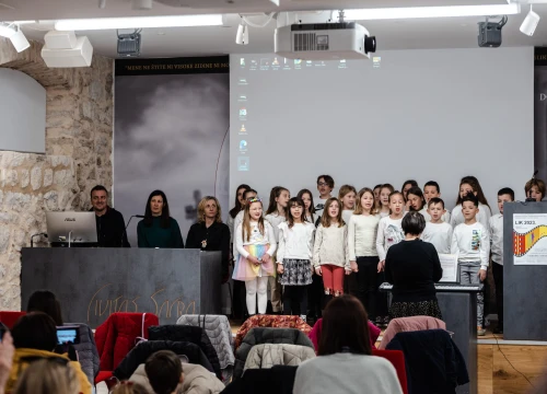 Fotografija 2 - Učenica OŠ Petra Krešimira IV. Helena Vidović osvojila prvo mjesto na Županijskom natjecanju u stop-animaciji