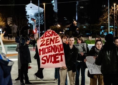 Fotografija 10 - Marš u Šibeniku u povodu Dana žena: 'Dali smo javne prostore pred bolnicama za javni linč žena'
