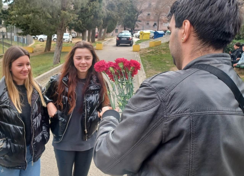 Članovi SDP-a Šibensko-kninske županije danas su tradicionalno dijelili karanfile širom županije