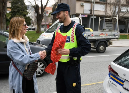 Fotografija 3 - Policija na Baldekinu zaustavljala vozačice: Ne zbog kazni, već zbog cvijeća