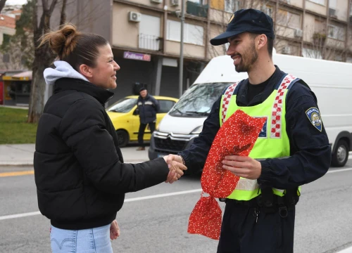 Fotografija 2 - Policija na Baldekinu zaustavljala vozačice: Ne zbog kazni, već zbog cvijeća