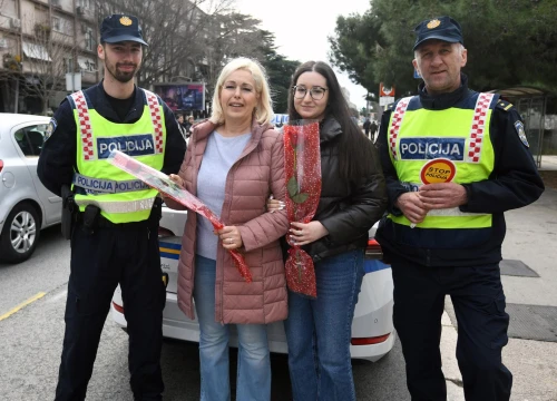 Fotografija 1 - Policija na Baldekinu zaustavljala vozačice: Ne zbog kazni, već zbog cvijeća
