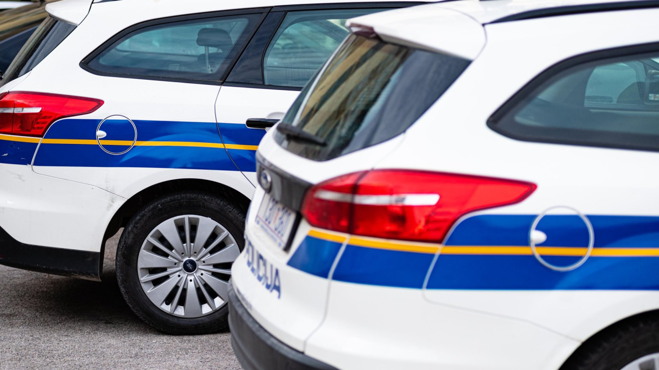 Šibenčanin (31)  malo se 'zaigrao' u kružnom toku: Dva puta prešao preko ivičnjaka i srušio prometni znak