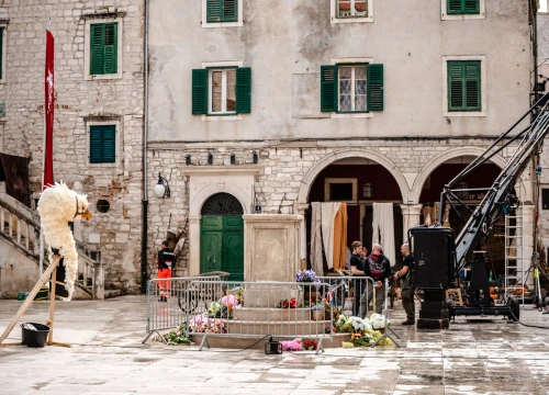 Fotografija 5 - Nabrijani ‘orao-zmaj’, kočije, vatreni demon...: Scena ispred katedrale postaje sve zanimljivija