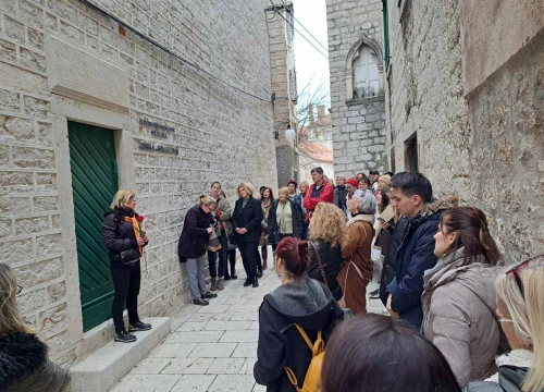 Fotografija 2 - Znate li tko su Anka Bulat, Ana Šare i Slavka Berović? Vodiči ispričali priče o važnim šibenskim curama
