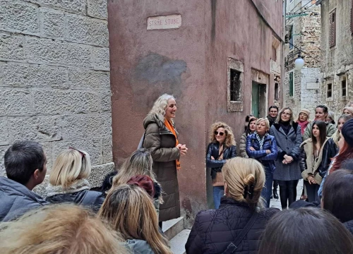 Fotografija 3 - Znate li tko su Anka Bulat, Ana Šare i Slavka Berović? Vodiči ispričali priče o važnim šibenskim curama