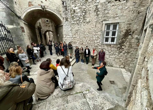 Fotografija 8 - Znate li tko su Anka Bulat, Ana Šare i Slavka Berović? Vodiči ispričali priče o važnim šibenskim curama