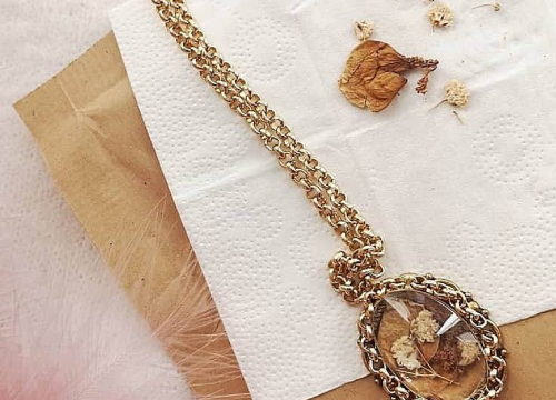 Fotografija 2 - Šibenčanka Antonela izrađuje poseban nakit: 'Cvijeće uvene, ovako vječno živi u ogrlici'