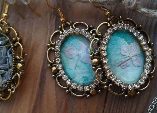 Fotografija 5 - Šibenčanka Antonela izrađuje poseban nakit: 'Cvijeće uvene, ovako vječno živi u ogrlici'