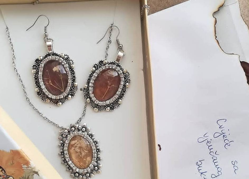 Fotografija 8 - Šibenčanka Antonela izrađuje poseban nakit: 'Cvijeće uvene, ovako vječno živi u ogrlici'