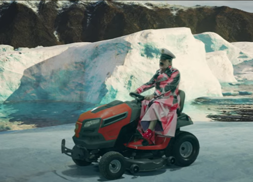 Ovo je spot za pjesmu Mama ŠČ