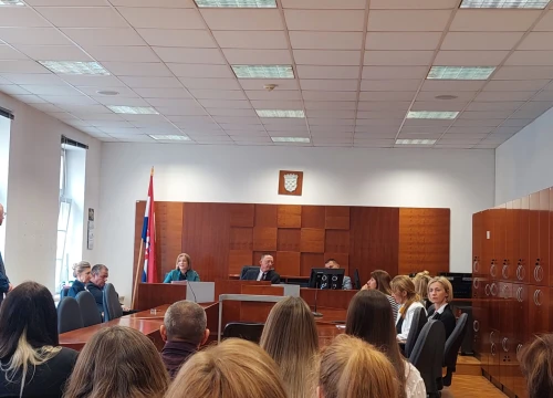 Fotografija 2 - Državna smotra simuliranih suđenja: 'Sutkinje pohvalile šibenske učenike, možda jednom postanu i suci'
