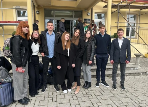 Fotografija 1 - Državna smotra simuliranih suđenja: 'Sutkinje pohvalile šibenske učenike, možda jednom postanu i suci'
