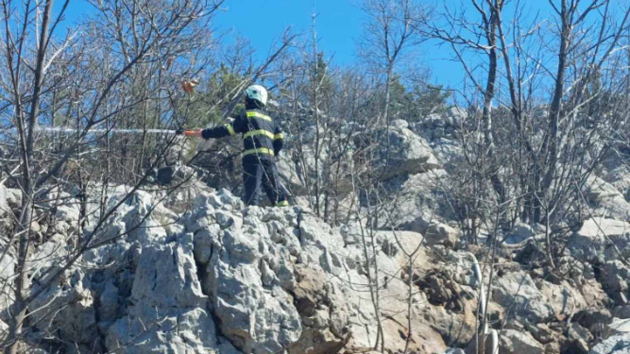 Požar iznad Primoštena gasila 22 vatrogasca, opožareno 15 hektara