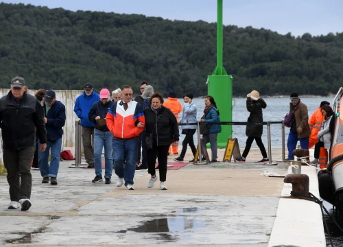Fotografija 2 - Stigao prvi ovogodišnji kruzer: Nije uspio doći do Šibenika, usidrio se kod Zablaća