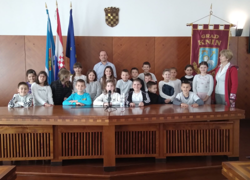 Kninski drugaši kod gradonačelnika Ćaćića: Zanimalo ih uređenje igrališta