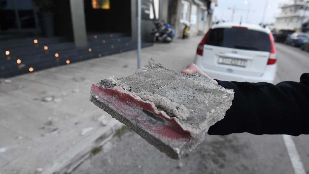 Bura srušila komade stare fasade sa zgrade poviše Kuće umjetnosti Arsen