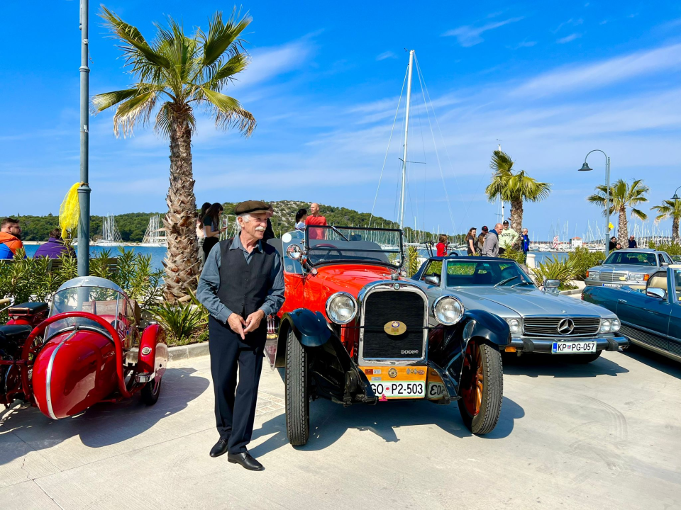 Oldtimeri na tradicionalnom uskršnjem doručku u Rogoznici