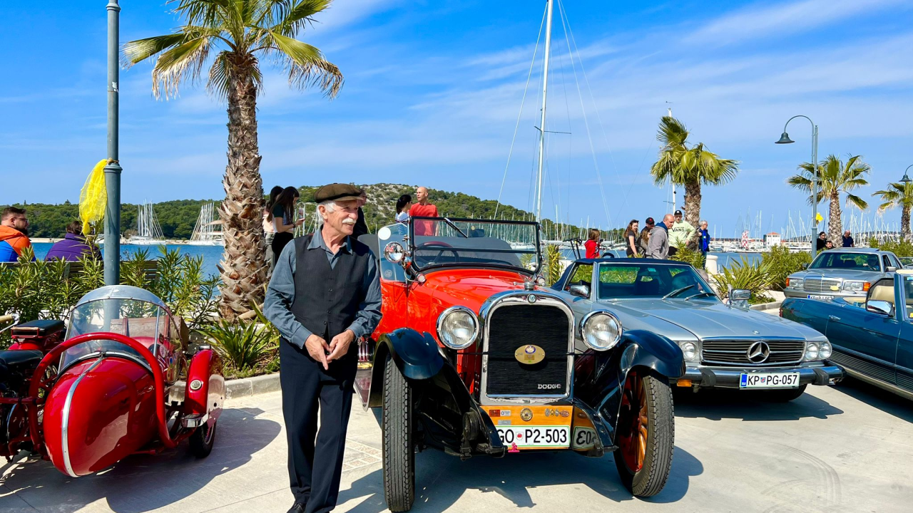 Oldtimeri na tradicionalnom uskršnjem doručku u Rogoznici