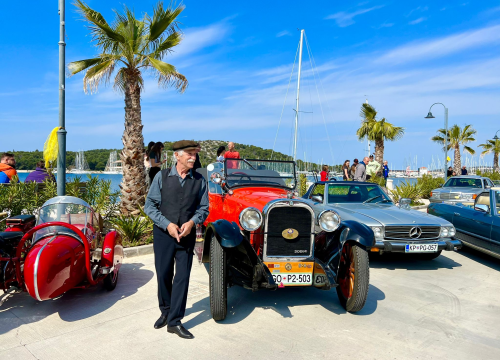 Oldtimeri na tradicionalnom uskršnjem doručku u Rogoznici